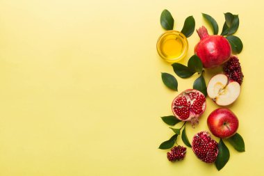 Renkli arka planda yahudi Rosh Hashanah bayramı sembolleri olan düz kompozisyon, Rosh hashanah kavramı. Geleneksel yılbaşı tatili. Kopyalama alanı olan üst görünüm.