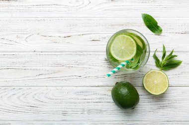 Caipirinha, Mojito kokteyli, limonlu votka veya soda, masa arkasında nane ve saman. Naneli, limonlu, cam manzaralı, ferahlatıcı bir içecek..