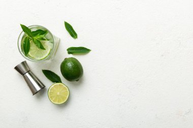 Caipirinha, Mojito kokteyli, limonlu votka veya soda, masa arkasında nane ve saman. Naneli, limonlu, cam manzaralı, ferahlatıcı bir içecek..