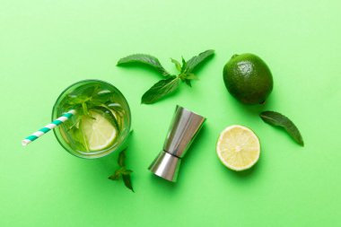 Caipirinha, Mojito kokteyli, limonlu votka veya soda, masa arkasında nane ve saman. Naneli, limonlu, cam manzaralı, ferahlatıcı bir içecek..