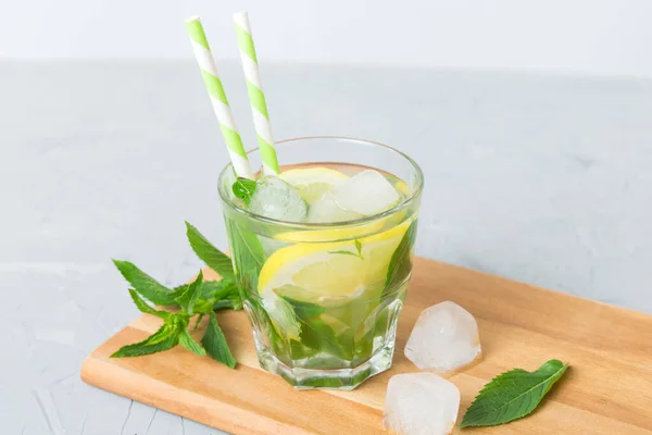 Cóctel Mojito Refrescante Cóctel Mojito Con Lima Limón Menta Vaso — Foto de Stock