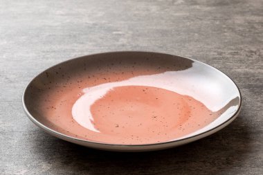 Beton zemin üzerinde boş kırmızı plakanın perspektif görünümü. Tasarımın için boş boşluk.