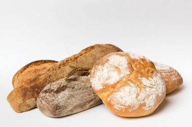 Ev yapımı doğal ekmek. Arkaplan olarak taze ekmeğin farklı türleri, kopya alanı ile perspektif.