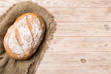 Köy manzaralı peçeteli taze pişmiş lezzetli Fransız ekmeği. Sağlıklı beyaz ekmek..