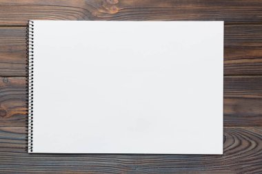 Albüm sayfaları, boyalar, kalemler, renkli arka planda fırçalar. Boşluğu olan üst görünüm. Yaratıcılık için işyeri. ev öğretmenliği kavramı çizimi.