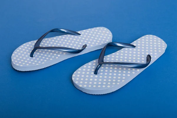 Strand Accessoires Slippers Zeesterren Gekleurde Achtergrond Top View Mock Met — Stockfoto