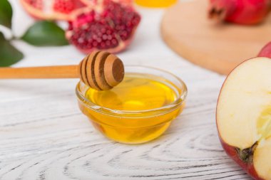 Renkli arka planda yahudi Rosh Hashanah bayramı sembolleri olan düz kompozisyon, Rosh hashanah kavramı. Geleneksel yılbaşı tatili. Kopyalama alanı olan üst görünüm.