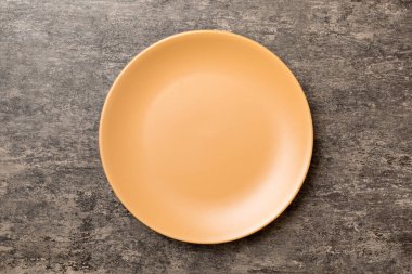 Çimento arka planındaki boş turuncu plakanın üst görüntüsü. Tasarımın için boş boşluk.