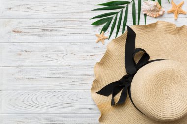 Yaz tatili. Hasır şapka ve tropikal yapraklı yaz konsepti. Düz konum, üst görünüm, kopyalama alanı.