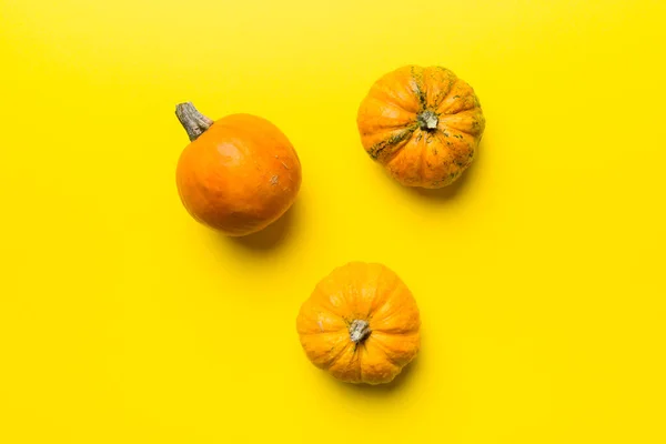 Őszi Összetétele Kis Narancs Tök Színes Asztal Háttér Ősz Halloween — Stock Fotó