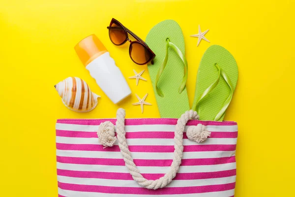 Strand Accessoires Flache Lageansicht Auf Farbigem Hintergrund Sommerreisekonzept Tasche Mit — Stockfoto