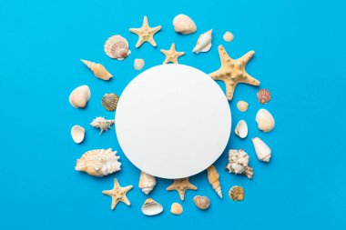 Yaz mevsimi konsepti, boş tebrik kartı ve renkli arkaplan üzerine boş beyaz kağıt. Çerçeve şeklinde deniz kabukları metin üstü görünümü için boşluk ile ayrılmış.