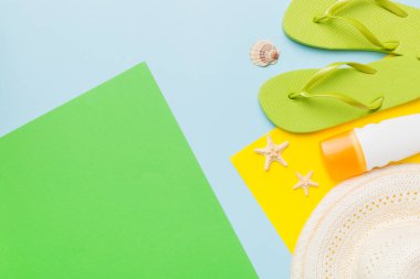 Yaz tatili konsepti düzdü. Hasır şapka plaj aksesuarları ve ters dönmüş üst manzara. Mesaj için yer var. seyahat kavramı.