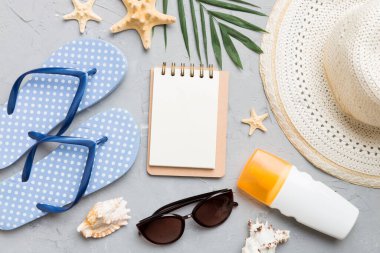 Arka planda plaj aksesuarları olan boş bir kitap, kopyalama alanı. Kopyalama alanı olan düz.