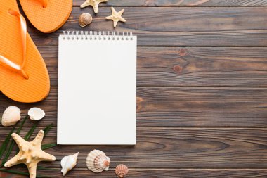 Arka planda plaj aksesuarları olan boş bir kitap, kopyalama alanı. Kopyalama alanı olan düz.