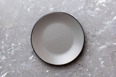 Ahşap zemin üzerinde boş ışık plakası üst görünümü. Tasarımın için boş boşluk.