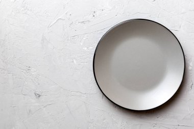 Ahşap zemin üzerinde boş ışık plakası üst görünümü. Tasarımın için boş boşluk.