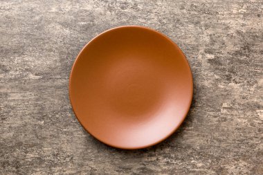 Çimento arka planındaki boş plakanın üst görünümü. Tasarımın için boş boşluk.