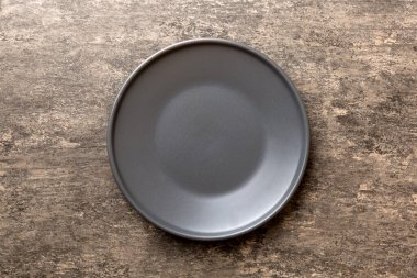 Çimento arka planındaki siyah plakanın üst görüntüsü. Tasarımın için boş boşluk.