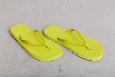 Plaj aksesuarları. Renkli arka planda parmak arası terlik ve denizyıldızı. Üst görünüm Kopyalama alanı ile modelle.