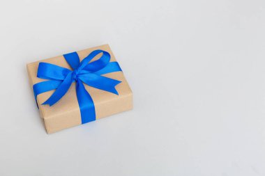 Paketlenmiş Noel ya da renkli kurdeleli el yapımı el yapımı diğer Noel hediyeleri. Hediye kutusu, hediye süslemesi, kopya alanı ile üst görünüm.