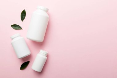 İlaçlar, ilaç şişesi, sağlık ve tıbbi destek. Vitamin hapları. Yeşil yapraklı vitaminler, doğal organik biyo takviyeler, fotokopi alanı..