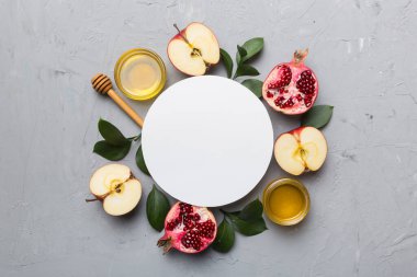 Renkli arka planda Yahudi Rosh Hashanah bayramı özellikleri taşıyan boş el ilanı ve sembolleri olan düz kompozisyon, Yılbaşı Tatili Geleneksel. Üst görünüm ve kopyalama alanı.