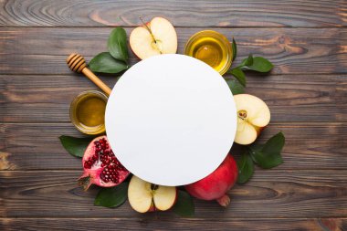 Renkli arka planda Yahudi Rosh Hashanah bayramı özellikleri taşıyan boş el ilanı ve sembolleri olan düz kompozisyon, Yılbaşı Tatili Geleneksel. Üst görünüm ve kopyalama alanı.