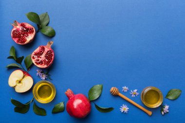 Renkli arka planda yahudi Rosh Hashanah bayramı sembolleri olan düz kompozisyon, Rosh hashanah kavramı. Geleneksel yılbaşı tatili. Kopyalama alanı olan üst görünüm.