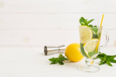 Mojito kokteyli. Limonlu, limonlu ve naneli mojito kokteylini uzun bir bardakta sopayla tazeliyorum..