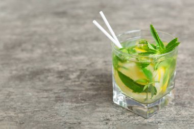 Mojito kokteyli. Limonlu, limonlu ve naneli mojito kokteylini uzun bir bardakta sopayla tazeliyorum..