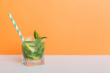 Mojito yaz serinletici buzlu ve naneli kokteyl. Limonlu, limonlu ve naneli mojito kokteyli..