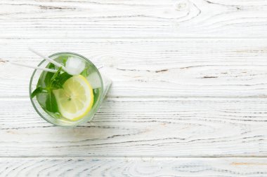 Caipirinha, Mojito kokteyli, limonlu votka veya soda, masa arkasında nane ve saman. Naneli, limonlu, cam manzaralı, ferahlatıcı bir içecek..