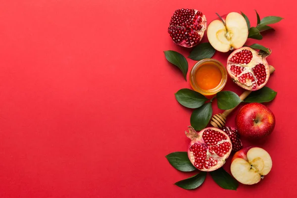 Renkli arka planda yahudi Rosh Hashanah bayramı sembolleri olan düz kompozisyon, Rosh hashanah kavramı. Geleneksel yılbaşı tatili. Kopyalama alanı olan üst görünüm.