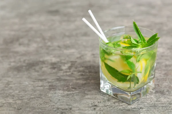 Mojito Cocktail Refreshing Mojito Cocktail Lime Lemon Mint Tall Glass — Stockfoto