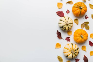 Sonbahar kompozisyonu. Masadaki kurumuş yapraklar ve diğer tasarım aksesuarlarından oluşan desen. Düz yatış, üst görünüm.