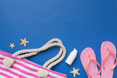 Yaz tatili konsepti düzdü. Plaj aksesuarları ve havlunun üstü. Mesaj için yer var. seyahat kavramı.