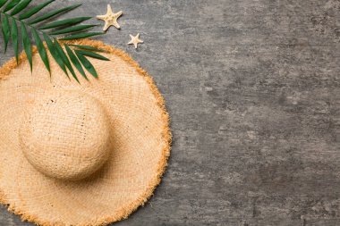 Yaz tatili. Hasır şapka ve tropikal yapraklı yaz konsepti. Düz konum, üst görünüm, kopyalama alanı.