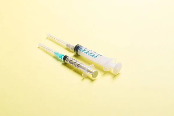 Bovenaanzicht Van Medische Spuiten Kleurrijke Achtergrond Met Kopieerruimte Begrip Injectieapparatuur — Stockfoto