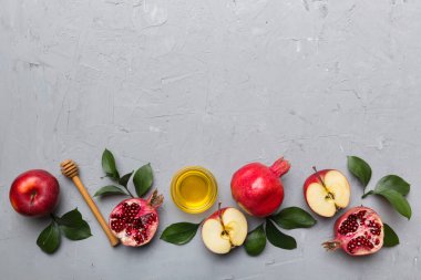 Renkli arka planda yahudi Rosh Hashanah bayramı sembolleri olan düz kompozisyon, Rosh hashanah kavramı. Geleneksel yılbaşı tatili. Kopyalama alanı olan üst görünüm.