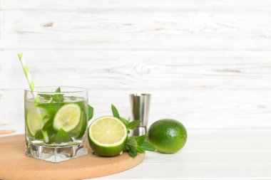 Mojito kokteyli. Limonlu, limonlu ve naneli mojito kokteylini uzun bir bardakta sopayla tazeliyorum..