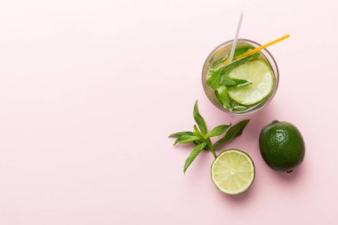 Caipirinha, Mojito kokteyli, limonlu votka veya soda, masa arkasında nane ve saman. Naneli, limonlu, cam manzaralı, ferahlatıcı bir içecek..