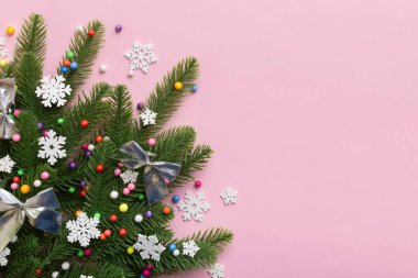 Noel arkaplanı, köknar dalları ve Noel süslemeleri. Üst görünüm, metin için boşluk kopyala.