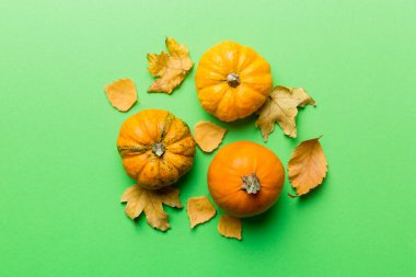 Sonbahar kompozisyonu. Masadaki kurumuş yapraklar ve diğer tasarım aksesuarlarından oluşan desen. Düz yatış, üst görünüm.