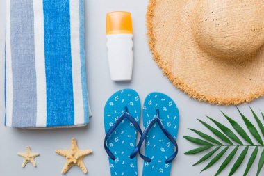 Yaz tatili konsepti düzdü. Plaj aksesuarları ve havlunun üstü. Mesaj için yer var. seyahat kavramı.