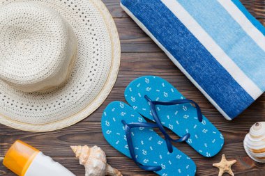 Yaz tatili konsepti düzdü. Plaj aksesuarları ve havlunun üstü. Mesaj için yer var. seyahat kavramı.