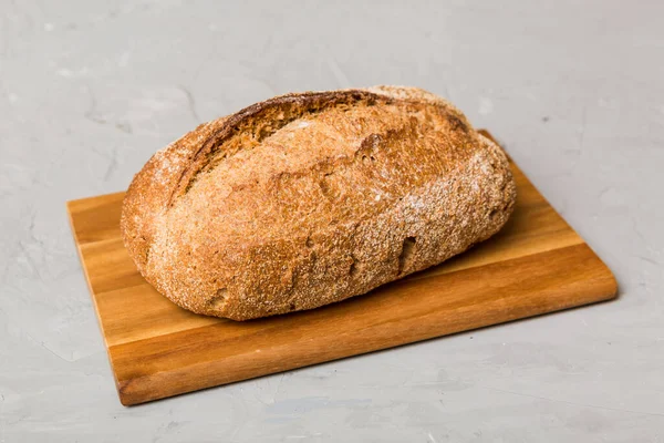 Φρεσκοψημένο Ψωμί Ξύλο Κοπής Πάνω Λευκό Ξύλινο Φόντο Προοπτική Προβολή — Φωτογραφία Αρχείου