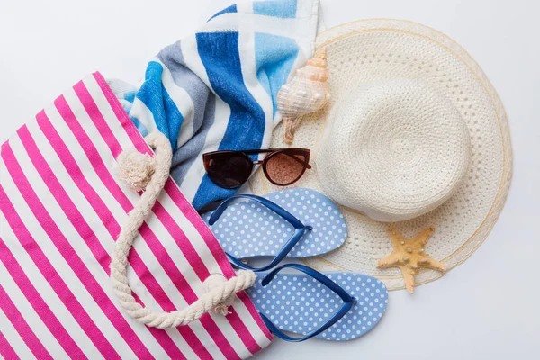 Strand Accessoires Plat Lag Bovenaanzicht Gekleurde Achtergrond Zomer Reizen Concept — Stockfoto