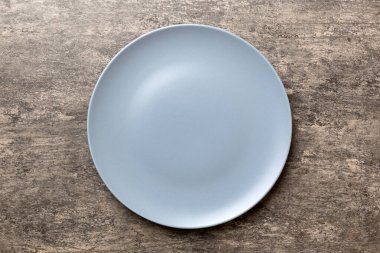 Ahşap zemin üzerinde boş ışık plakası üst görünümü. Tasarımın için boş boşluk.