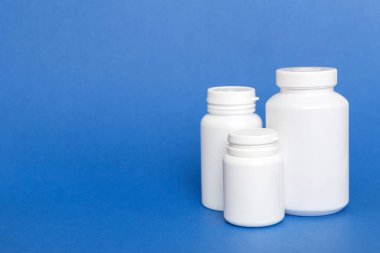 İlaçlar, ilaç şişesi, sağlık ve tıbbi destek. Vitamin hapları. Yeşil yapraklı vitaminler, doğal organik biyo takviyeler, fotokopi alanı..